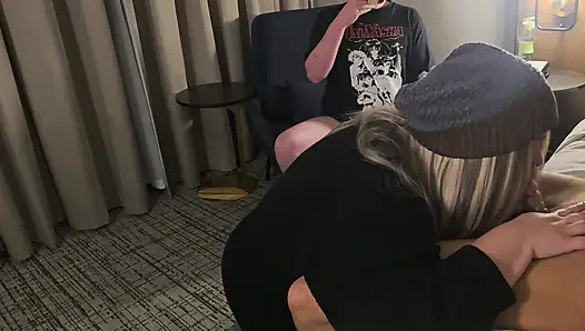 İlk kez onu aldatıyor ve ilk kez büyük bir yarakla