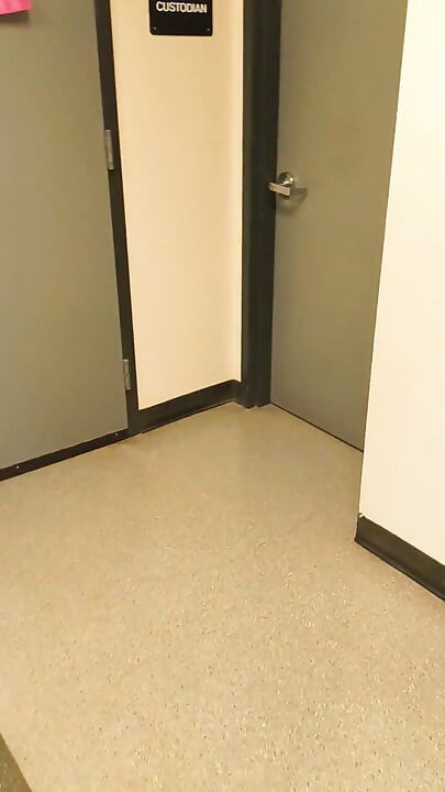 更多公共厕所和小便池