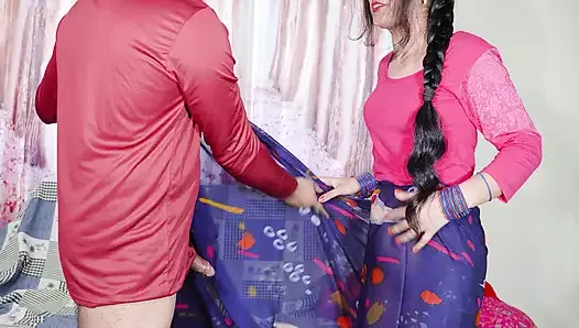 Une soubrette sexy porte un sari devant son patron, suce une bite et se fait enculer brutalement avec de l'audio hindi