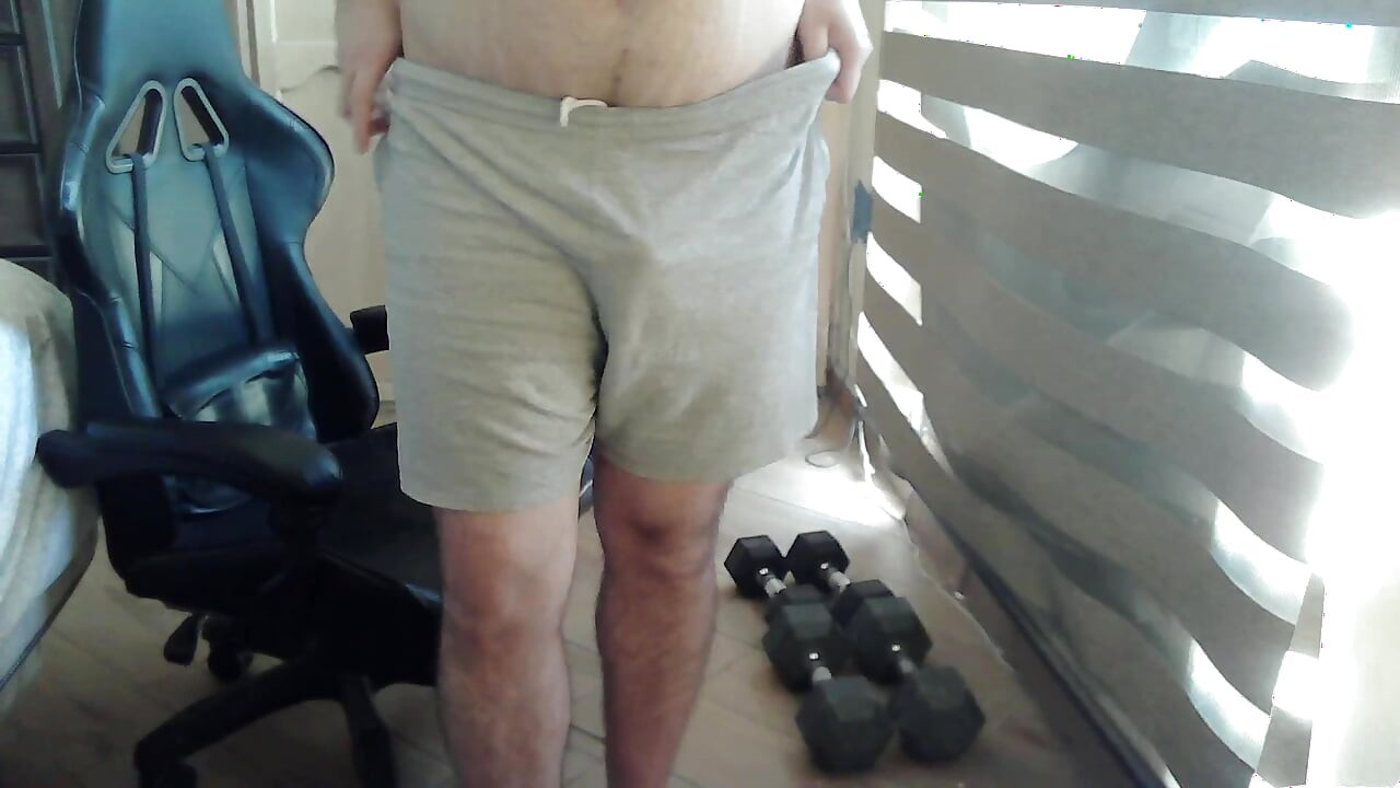 Muscular camboy works out his upper body