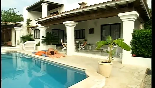 Анальный тройничок в бассейне