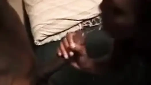 Siyah sürtük ilk porno videosunu yapmak için geliyor