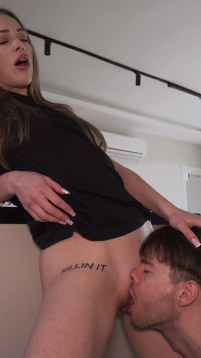 ¡Cunnilingus en la cocina! Cocinar en la cocina terminó con lamidas de coño y un orgasmo 4K | Clip 2