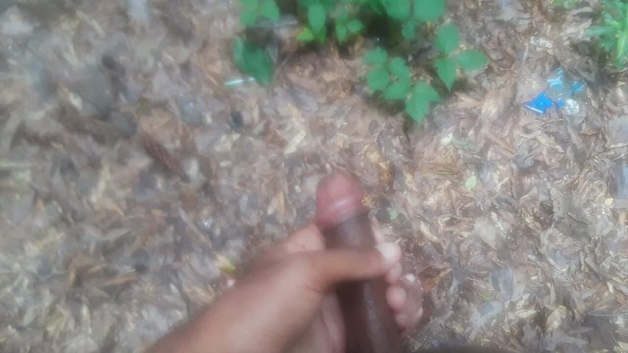 afară goală, masturbând o ejaculare