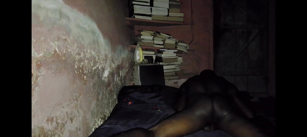 Bobby Johnson หนุ่มผิวดําแอฟริกันกําลังเย็ดกับเตียงของเขาอย่างจริงจัง แต่ไม่ได้มาบนผ้าปูที่นอนของเขา