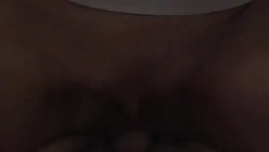 Скачу на члене моего друга, пока я играю со своей киской