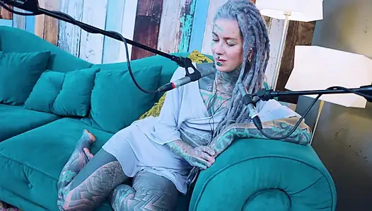 Ich spreche über N - Needed - ASMR podcast SFW spricht goth dünnes mädchen dreadlocks tattoo-modell inked mädchen