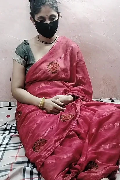 Η νεαρή Desi Bhabhi καβαλάει μεγάλο πούτσο και γαμιέται σκληρά πάρα πολύ καλά.