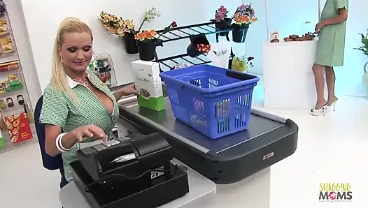 İki sarışın orta yaşlı seksi kadının müşterisini büyük göğüsleriyle azdırmasıyla bir bakkal dörtlü seks başlıyor