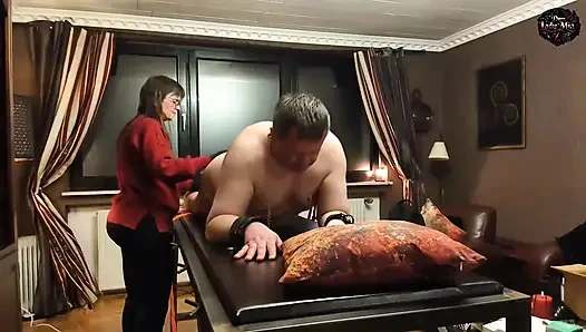 DomLady Mia - наказание ужаса для раба - Обучение: задницу трахнули машиной для траха - часть 1