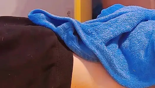 Моя мачеха, милфа-брюнетка с большими сиськами, получает мое молоко врасплох, когда я отдыхаю.