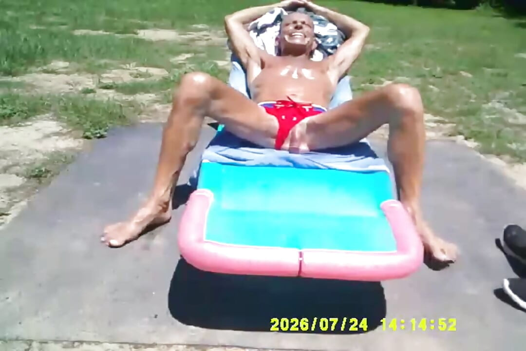 7-24-2026 TUDO AGORA MEU PAU ESTÁ RECEBENDO ZEPPLIN MARROM TOCHIN MEU PAU NA PARTE DE TRÁS YARD.MP4