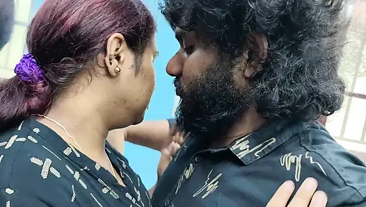 Горячий замок губ с поцелуем с языком