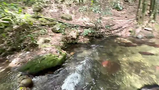 Шлюха Сары хочет, чтобы куколд-парень её подруги трахнул её в задницу.