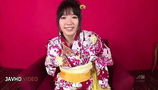 Rayuan kimono seksi Chiharu berakhir dengan threesome creampie Asia yang luar biasa