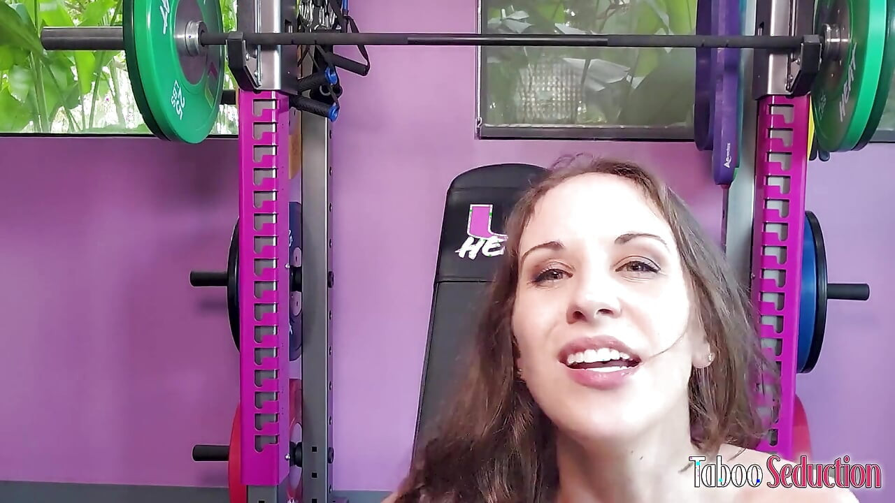 Brunette MILF Amiee Cambridge Is Too Horny to Workout