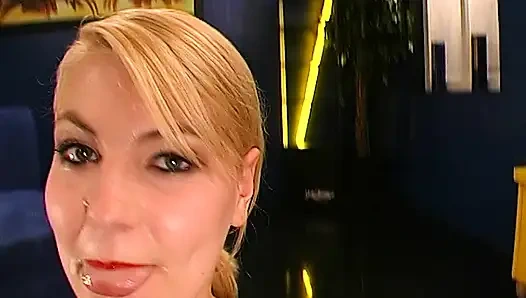 Blonde Anfängerin Schluckt Schwanz Tief Und Hart