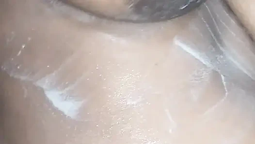 Büyük götlü Hintli kadın tamamen çıplak banyo yapıyor