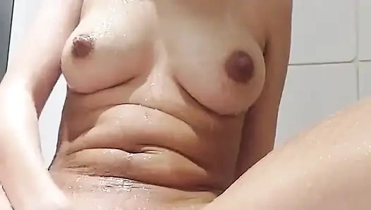 18 yaşındaki kız duş alıyor ve mastürbasyon yapıyor