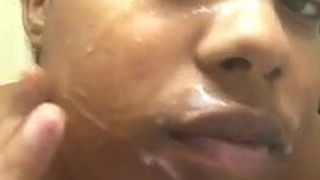 Ebony usa porra como hidratante facial
