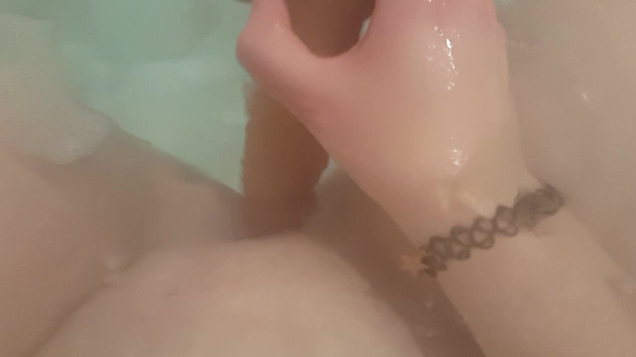 Foxxy roxxy onanerar i bad med dildo