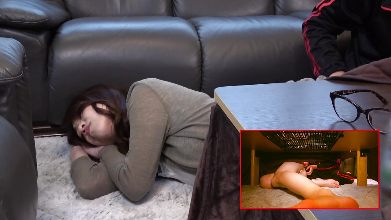 A173B09, méfait dans le kotatsu ! Les parties intimes mûres d’une femme mature sont incroyablement sensibles ! La sensation parfaite ! Je suis beaucoup ressortie à l’intérieur !