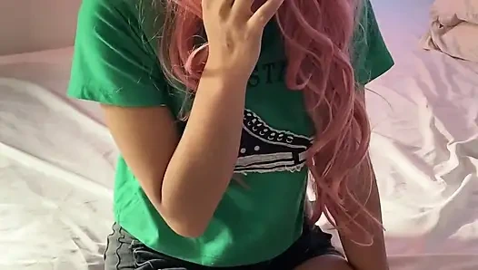 Я показую сводному брату купальник, и он целует мою горячую вагину