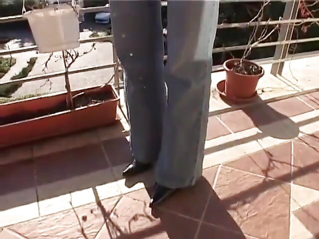 Wunderschöner brünetter teenager mit einer rasierten muschi wird von einem schwarzen hengst geritten