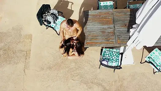 Zwei heiße mädchen lassen sich im freien verwöhnen