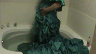 Lindo vestido verde em uma banheira pt1