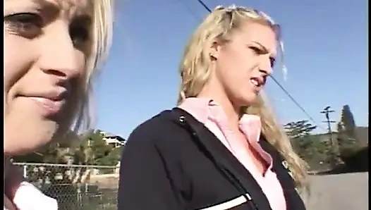 Dua cewek seksi rambut pirang lagi asik seks foursome sama pria kulit hitam