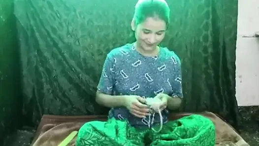 Ketika kakak ipar datang dengan kartu pernikahannya, kakak ipar menangkapnya di hotel, menidurinya dan membuatnya hamil.