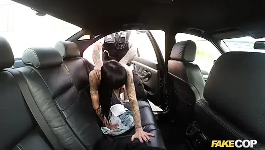 Fake cop - büyük memeli ve tatlı götlü ateşli bisikletçi büyük döl alıyor