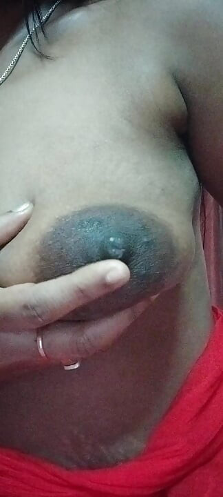 デジ妻プリヤンカが大きなおっぱいを見せる