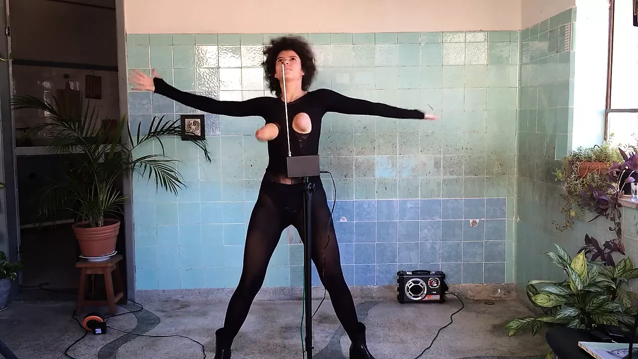 Scuotendo le tette vicino al theremin per fare musica 2