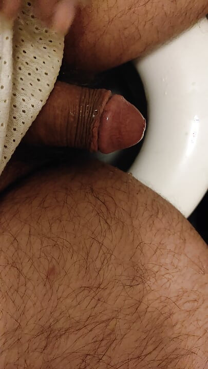 トイレでDirTyJunkBro(DJブロ)、完全に濡れて、汚れた小便の靴下とスポーツシューズ