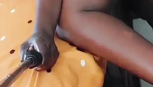 Büyük yumuşak götünü ekranda siktiğine emin olmak için selfie çubuğu tuttu