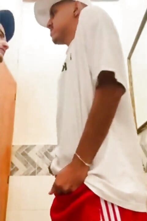생일 파티에서 공중화장실에서의 섹스
