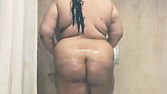 Une tatie indienne BBW prend une douche dans une baignoire montrant ses énormes seins et son cul