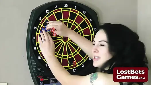 Game Strip Darts ini menjanjikan malam yang tak terduga