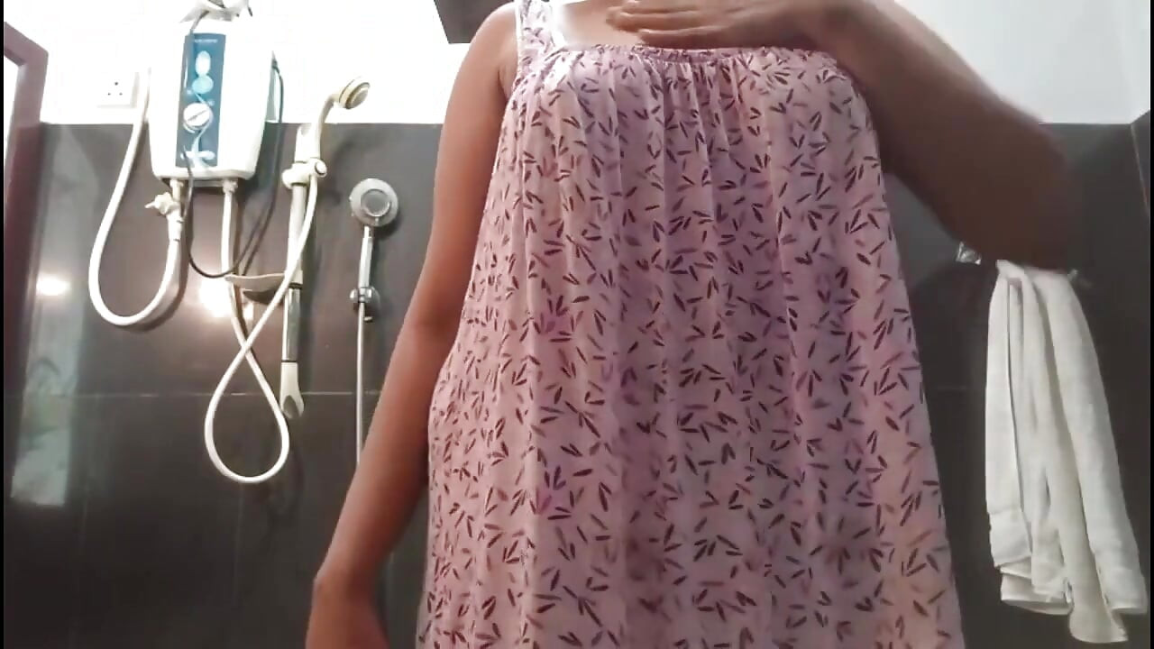 India Anne desnuda en la ducha