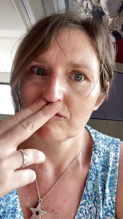 Stiefmutter Spielt Hinten Im Bus Mit Ihrer Stinkenden Muschi, Dann Schnüffelt Und Lutscht Ihre Stinkenden Finger!