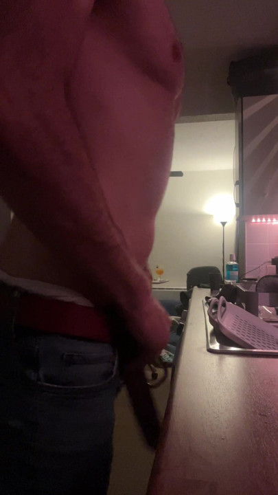 42 years old bisexual showing off his body.