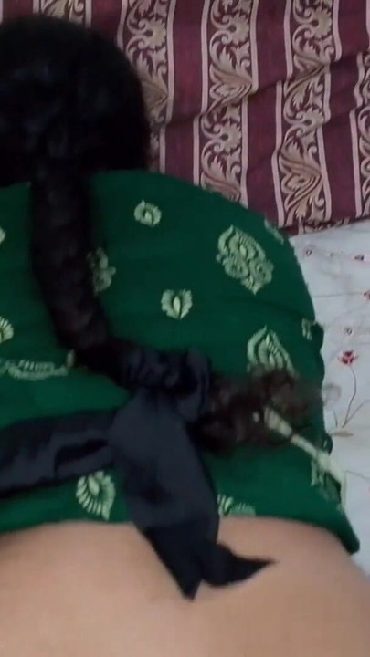 Mama vitregă indiană îl prinde pe fiul vitreg masturbându-se | Clip 1