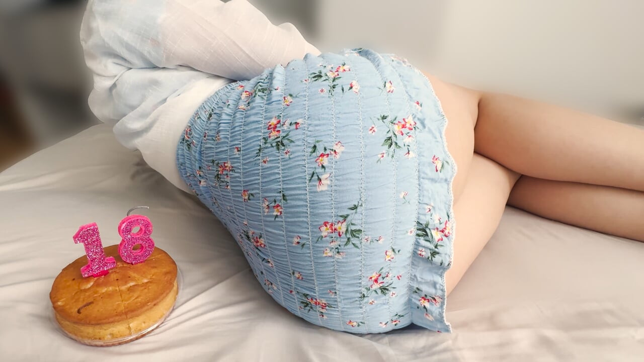 “我今天满18岁，继父，给我看性爱的感觉，我羡慕我的朋友”