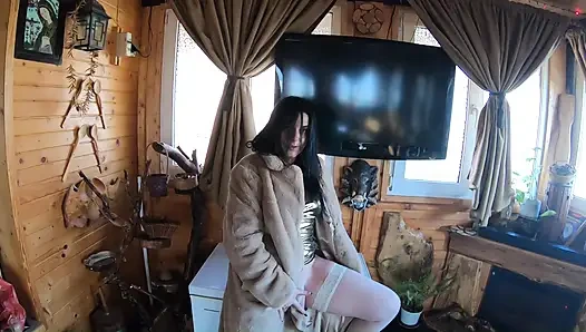 Золотое платье, мех и курение - волосатая киска, глубокий минет и жесткий раком на морозильнике