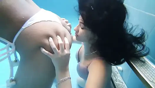 Экстремальный контроль под водой - идеальная задница сквиртует