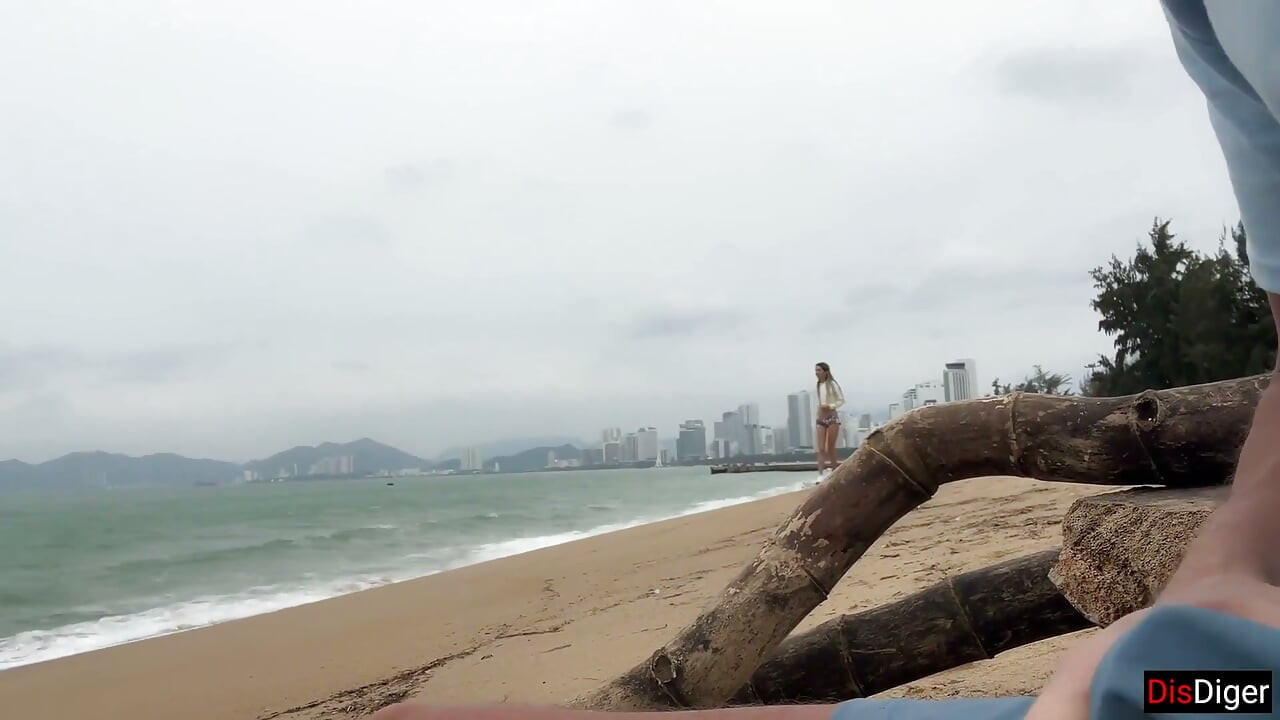 난 네가 날 따먹는 걸 보고 네가 사정할 수 있도록 도와주고 싶어! - 오픈 비치에서 자지 노출