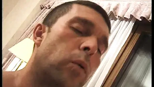 Sarışın direk dansçısı ve garsonlar