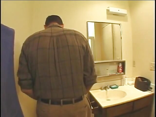 Si rambut coklat berkaki panjang dengan tetek hebat dikongkek pepek berbulunya selepas blowjob di sofa